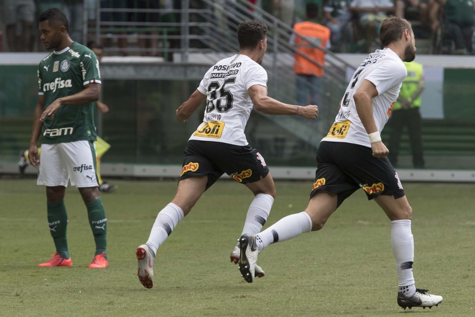 Danilo Avelar comemora gol contra o Palmeiras, pelo Paulisto de 2018