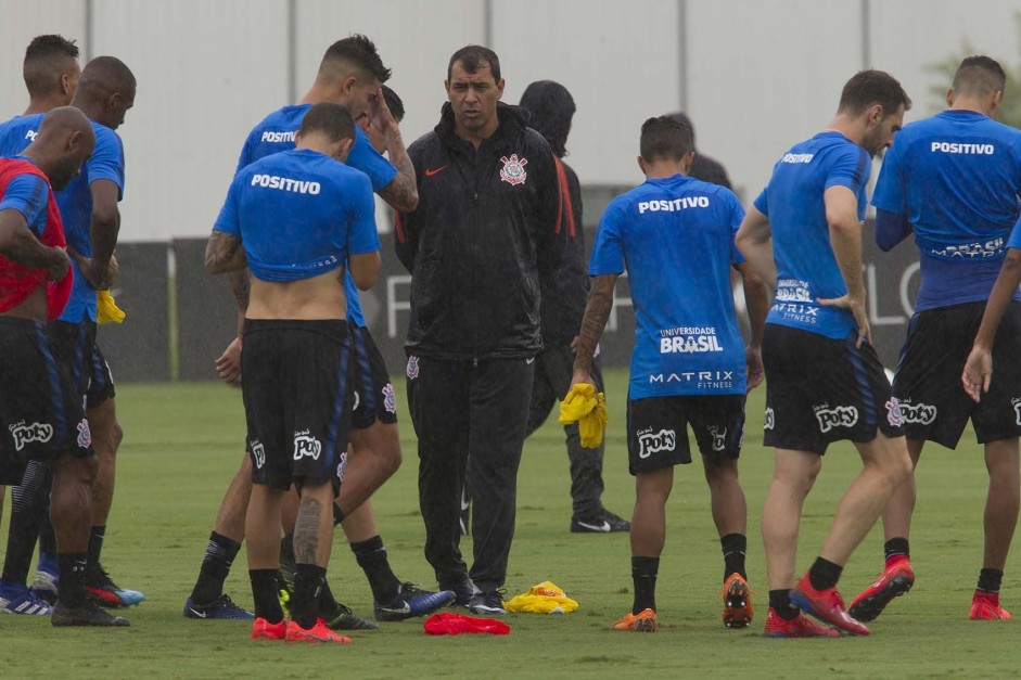 Carille orienta elenco durante jogo-treino contra o Desportivo Brasil