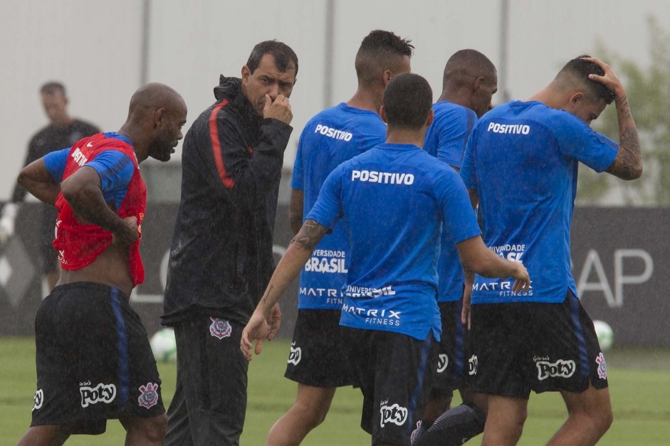 Fbio Carille e elenco durante jogo-treino contra o Desportivo Brasil