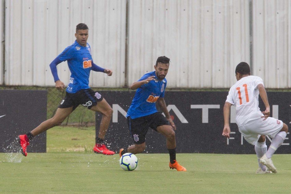 Lo Santos e Clayson no jogo-treino contra o Desportivo Brasil, nesta segunda-feira