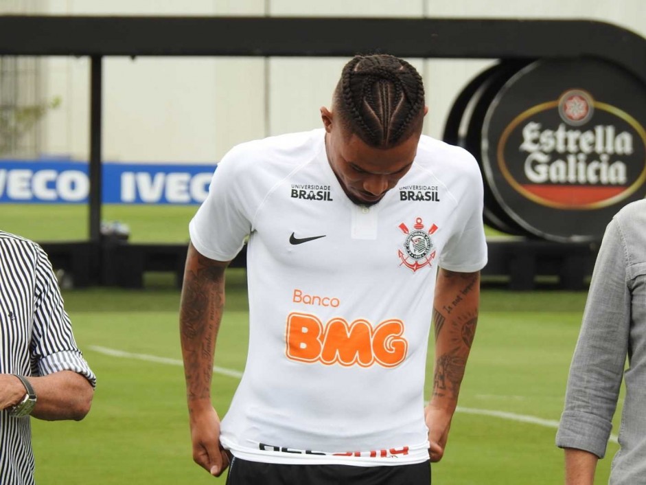 J trajado com o uniforme do Corinthians, Jnior Urso  apresentado no CT Joaquim Grava