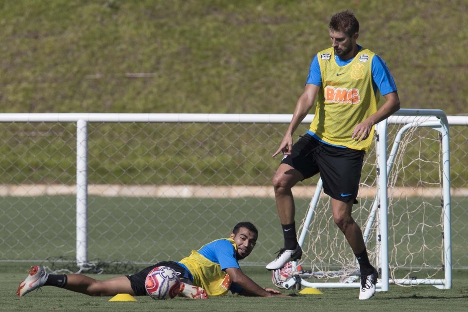 Henrique e Sornoza no treino para jogo contra o Novorizontino, pelo Campeonato Paulista