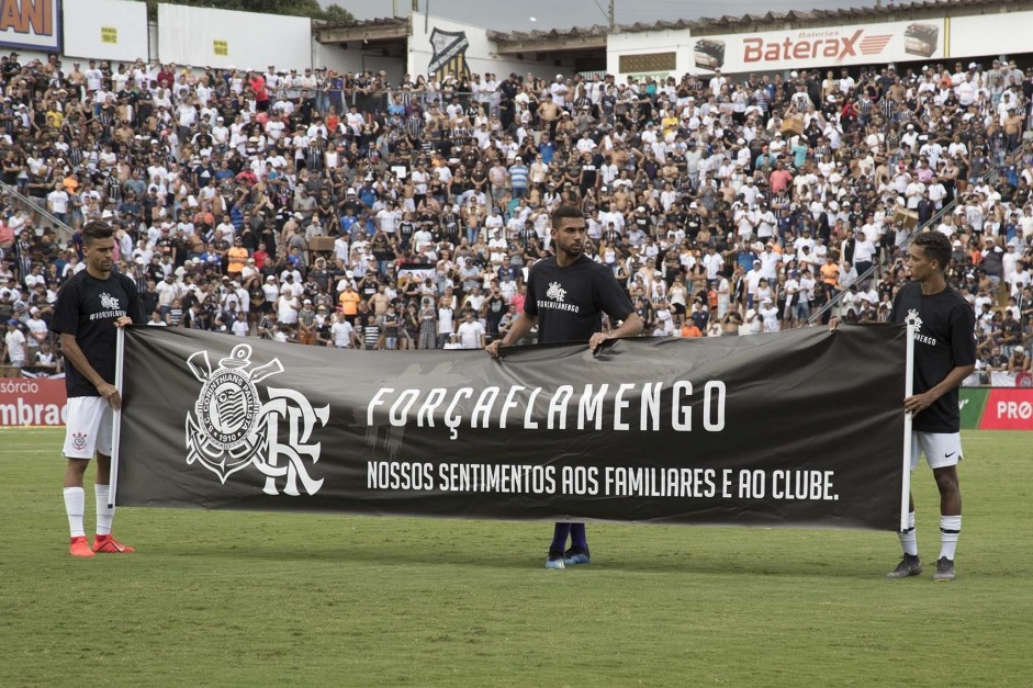 Faixa em condolncia  tragdia no CT da base do Flamengo