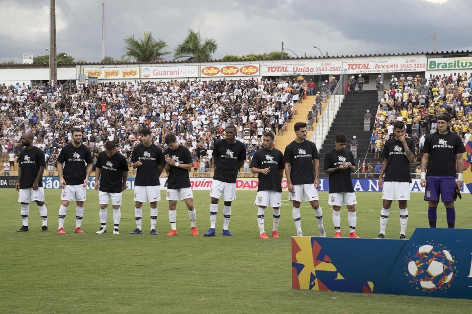 Jogadores do Corinthians prestaram homenagem ao Flamengo por causa do incêndio no CT da base