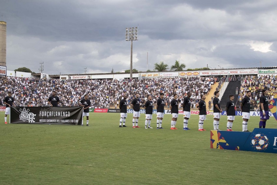 Timão veste camisas em condolências ao Flamengo, pela tragédia no CT da base