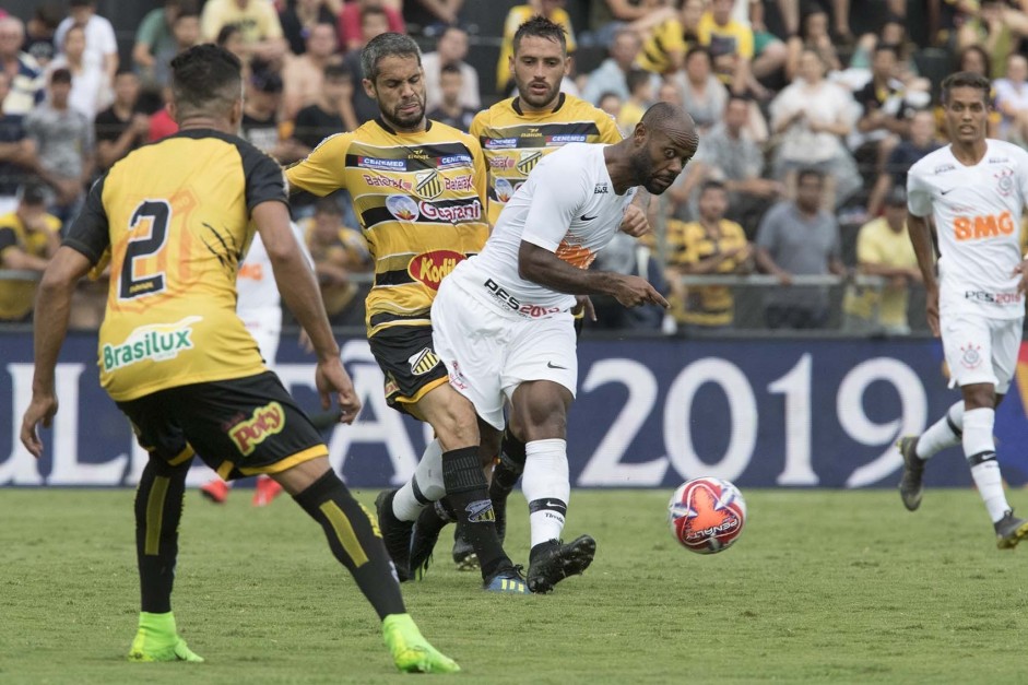 Vagner Love foi titular contra o Novorizontino, pelo Paulisto