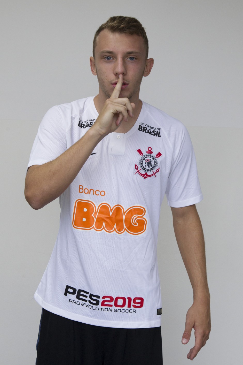 Xiu! Lateral Carlos Augusto com a camisa do Corinthians