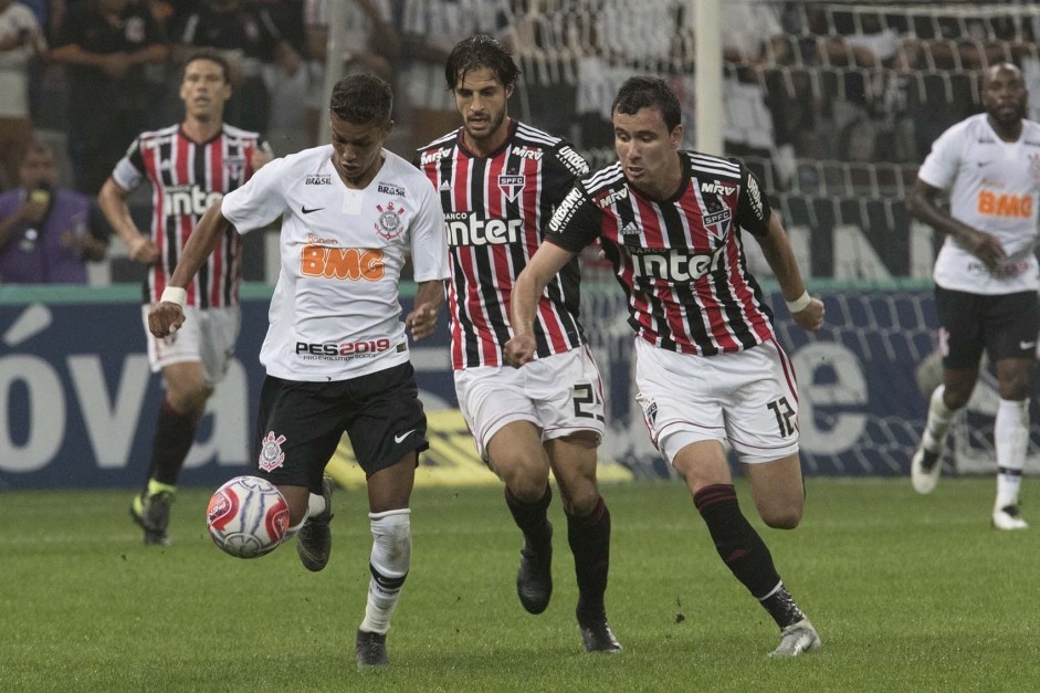 Pedrinho em jogo contra o São Paulo, na Arena Corinthians ...