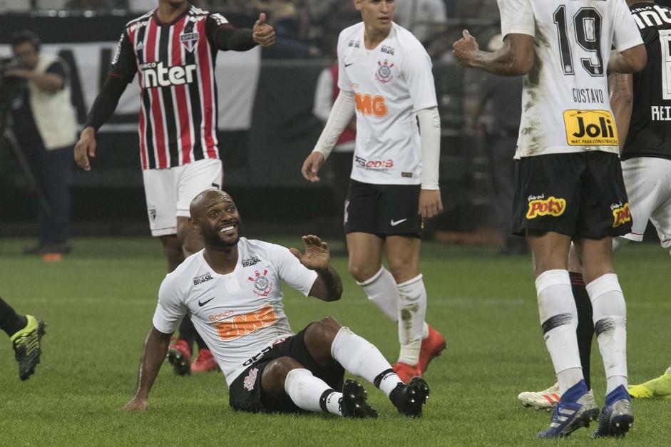 Vagner Love sofre falta no clssico contra o So Paulo, na Arena Corinthians, em Itaquera