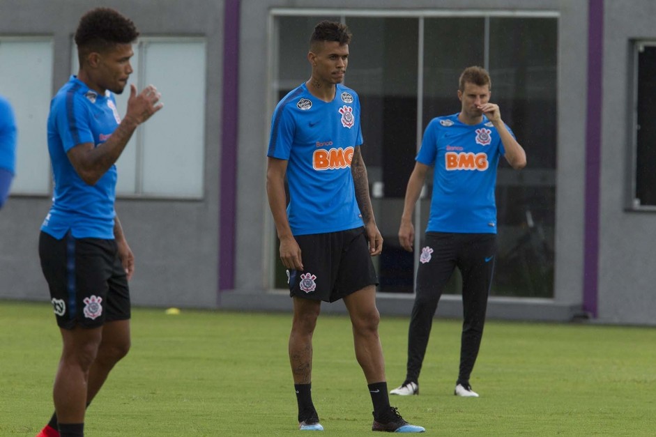 Jogadores do Corinthians no treinamento deste sbado