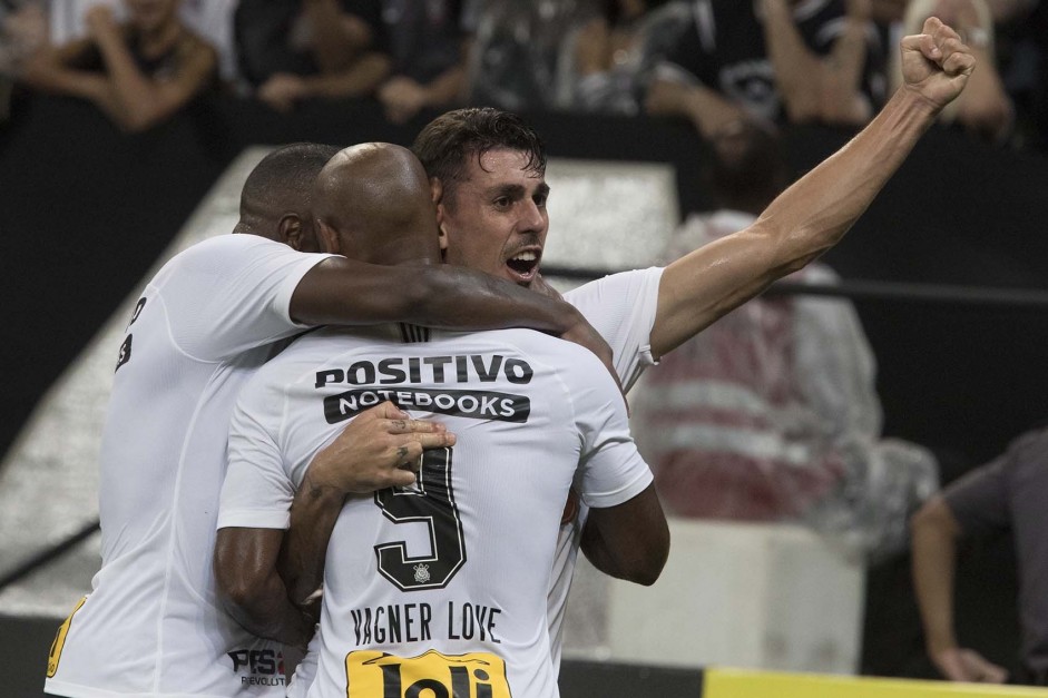 Danilo Avelar marca seu gol no jogo contra o Avenida-RS