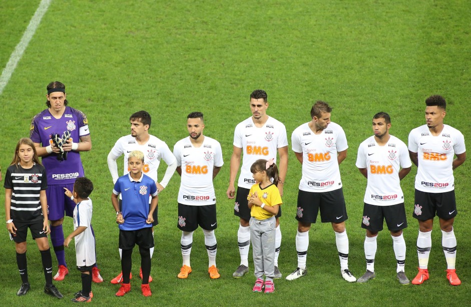 Elenco do Corinthians no incio da partida contra o Avenida, pela Copa do Brasil