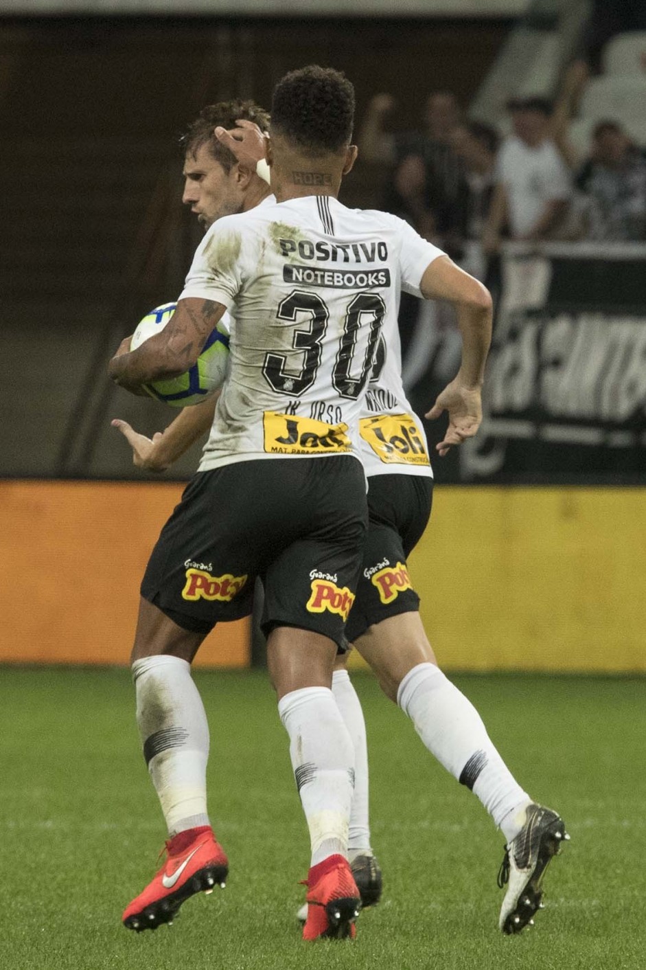 Junior Urso e Henrique comemoram gol
