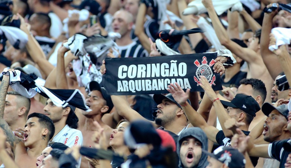 Torcida empurrou o Corinthians do comeo ao fim no jogo conta o Avenida, pela Copa do Brasil