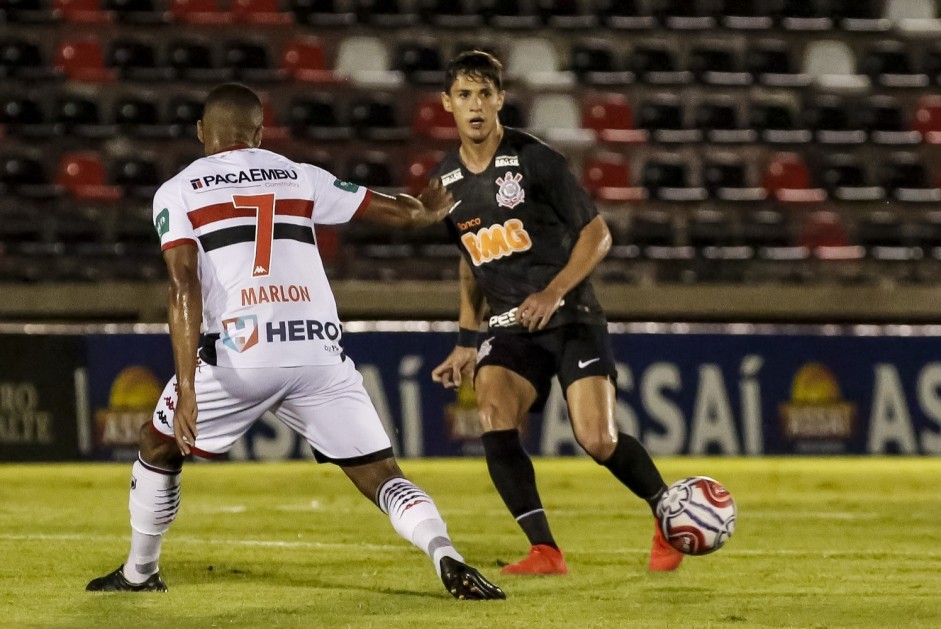 Mateus Vital em ao na partida contra o Botafogo-SP, pelo Campeonato Paulista