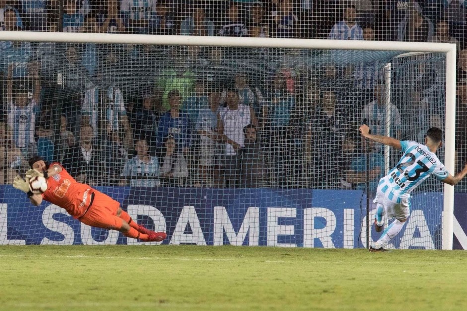 Goleiro Cássio no momento exato em que defende uma das cobranças do Racing, em 2019 Goleiro Cássio no momento exato em que defende uma das cobranças do Racing, em 2019