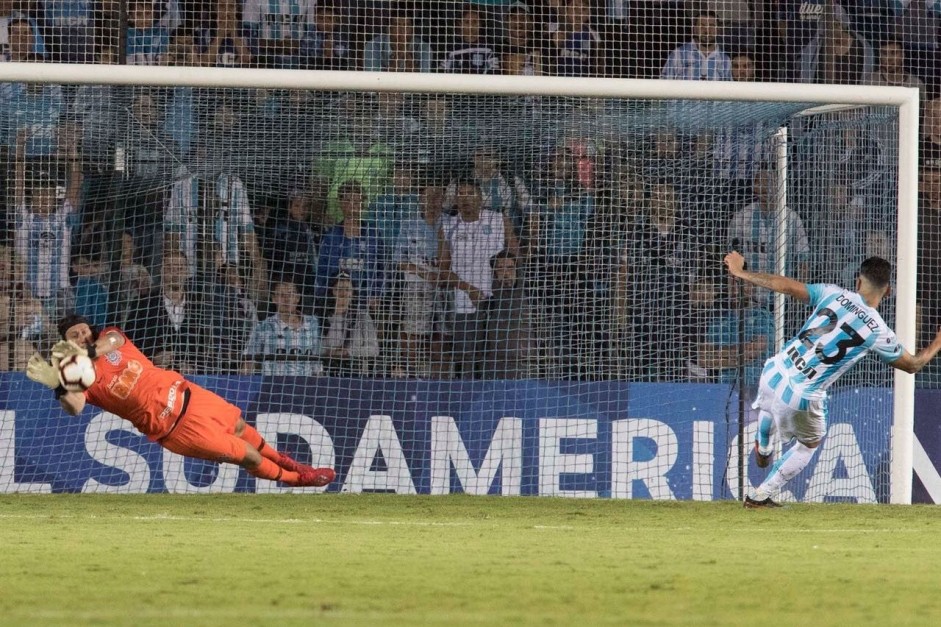 Goleiro Cssio no momento exato em que defende uma das cobranas do Racing