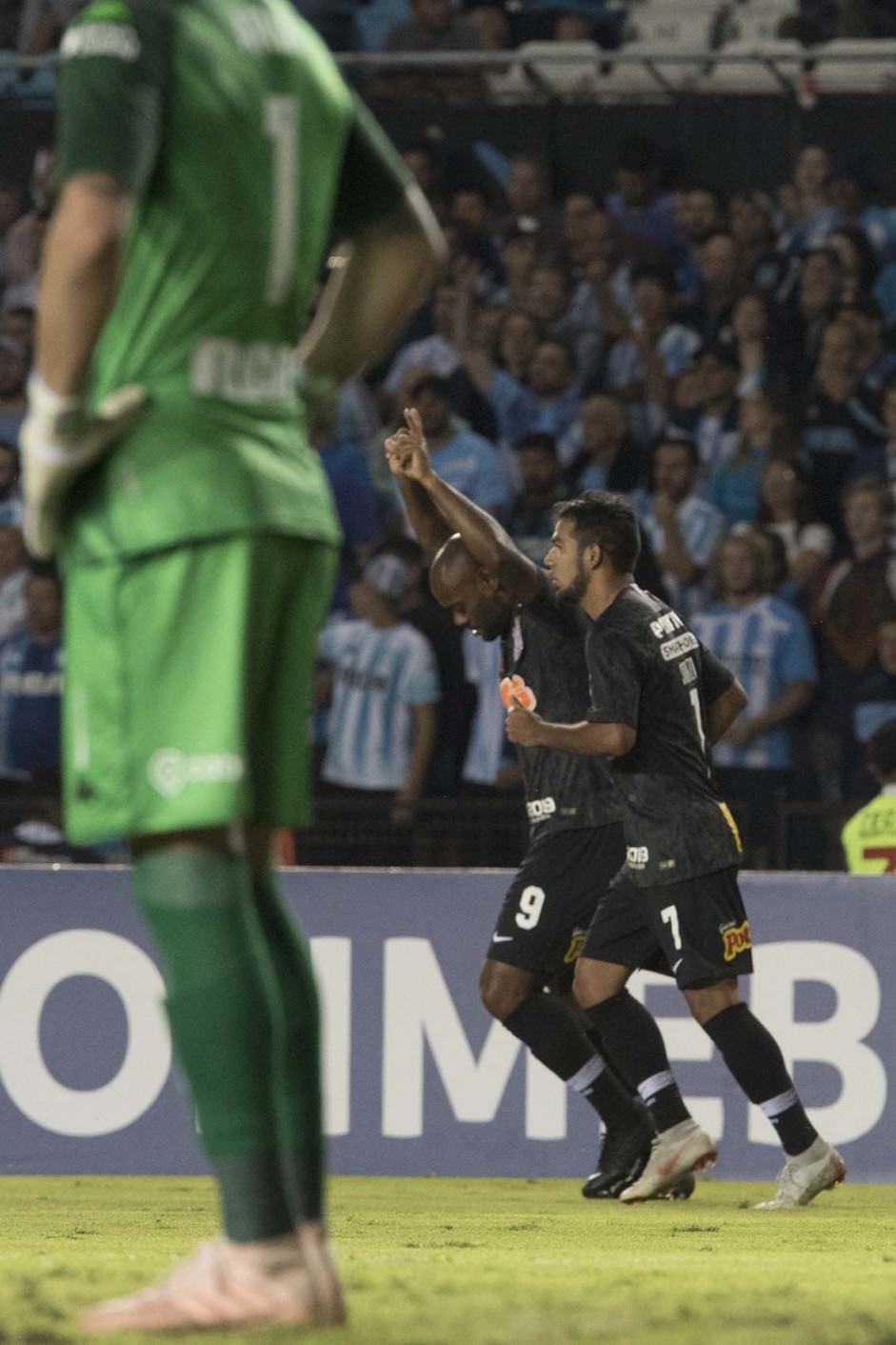 Vagner Love marca o gol de empate do Corinthians na Argentina