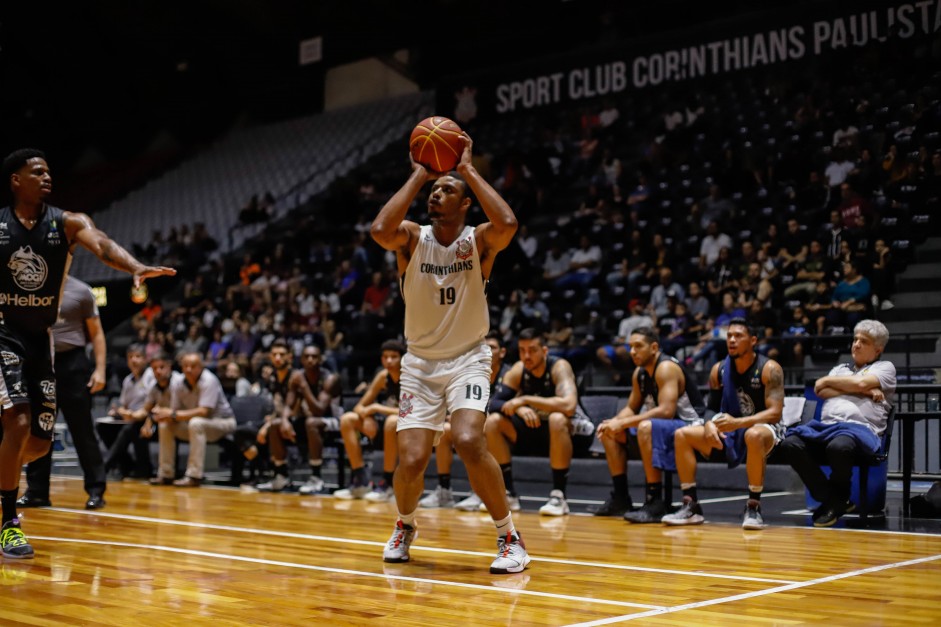 Humberto em jogada durante partida contra o Mogi das Cruzes, pelo basquete do Corinthians