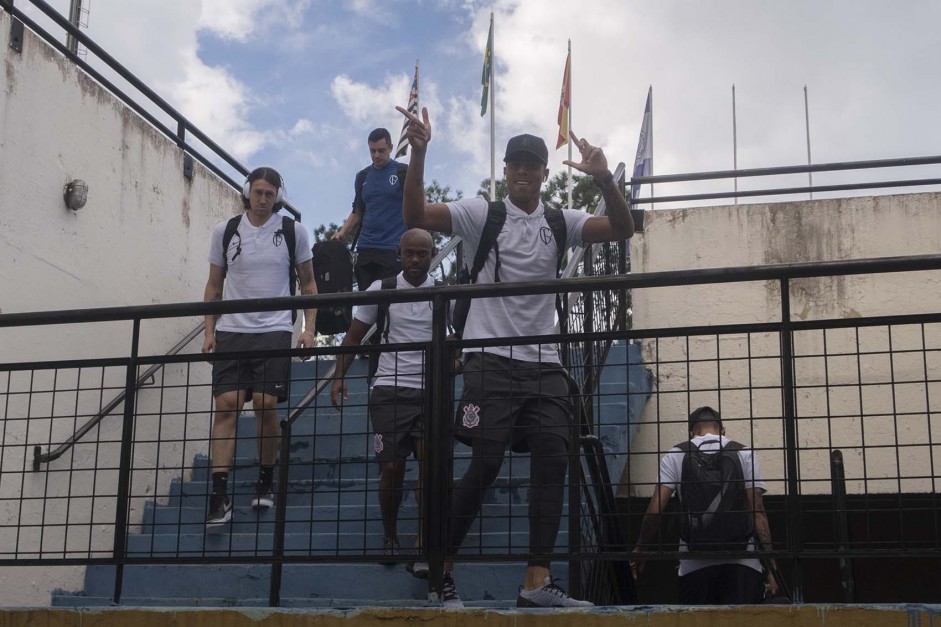 Jogadores do Corinthians chegam ao estdio Walter Ribeiro para jogo com o So Bento