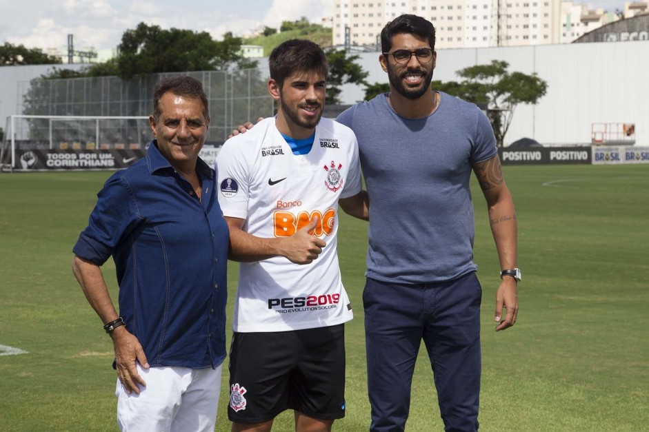 Kalil, Bruno Mndez e Vilson na apresentao do zagueiro ao Corinthians