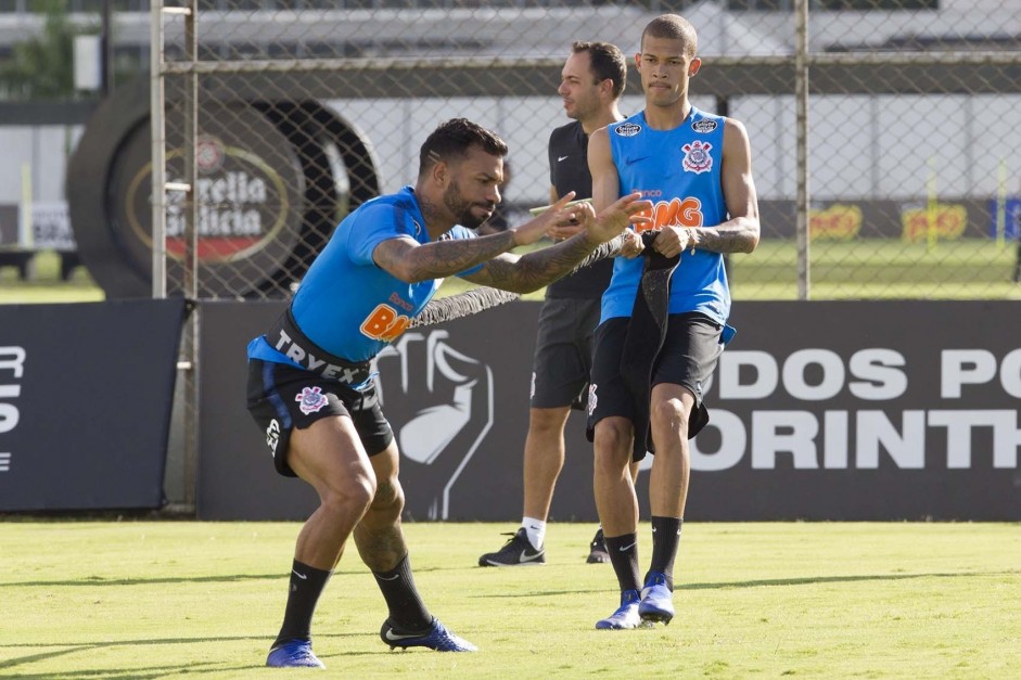 Michel Macedo e Joo Victor treinam para encarar o Santos, no prximo domingo