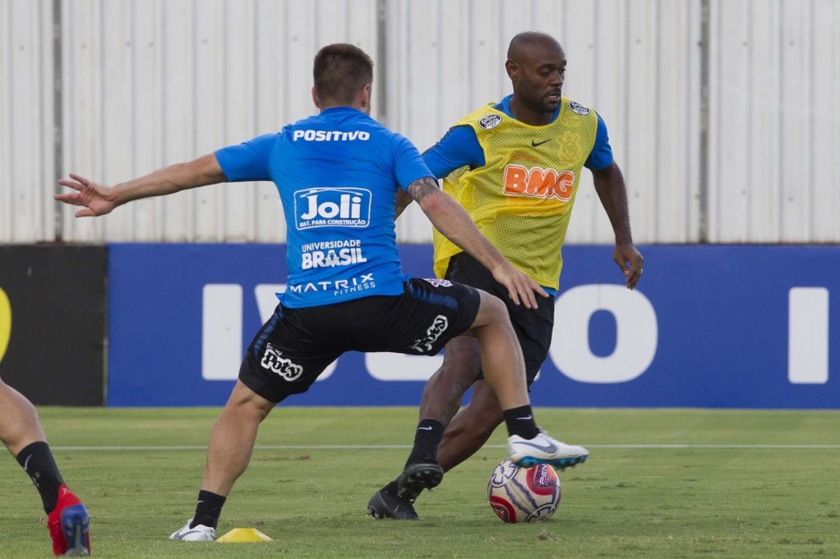 No CT do Corinthians, Vagner Love se prepara para jogo contra o Santos