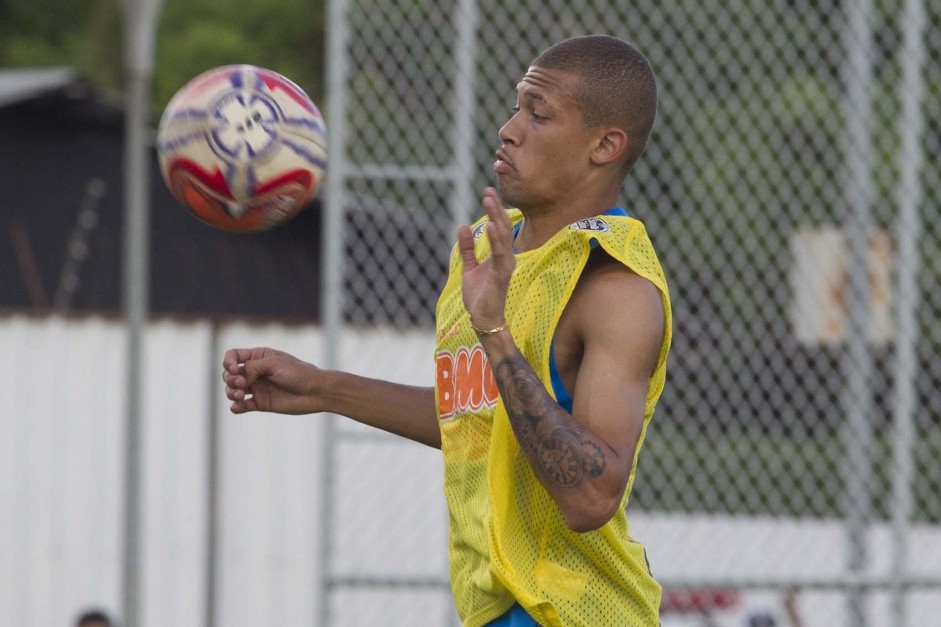 Zagueiro ainda no teve chance em jogo oficial do Corinthians