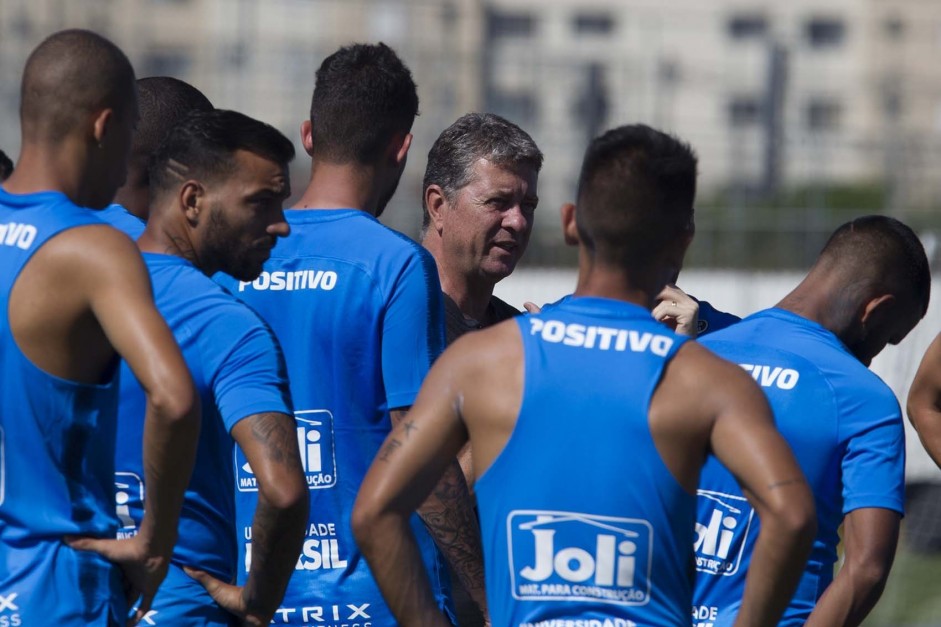Walmir Cruz discursa para jogadores durante treino no CT Joaquim Grava