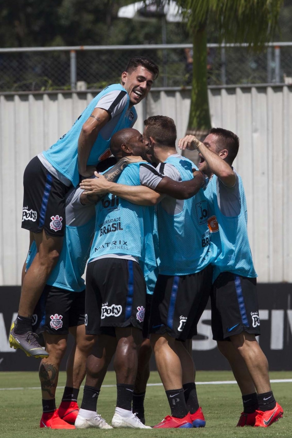 Jogadores comemorando gol no treino desta sexta-feira, no CT Joaquim Grava