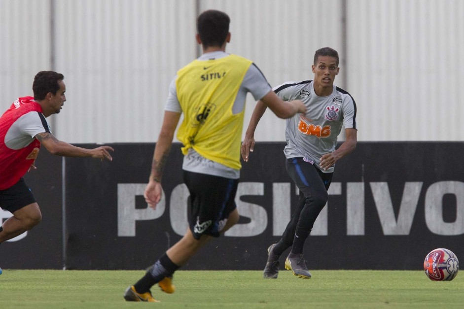 Pedrinho treinou normalmente e deve estar  disposio do Corinthians para este domingo