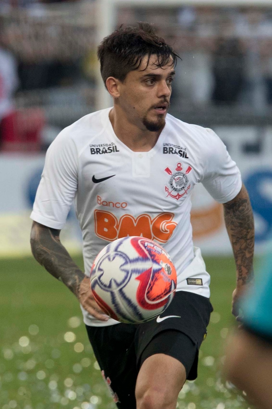 Fagner durante jogo contra o Santos; Corinthians teve boa atuao no clssico