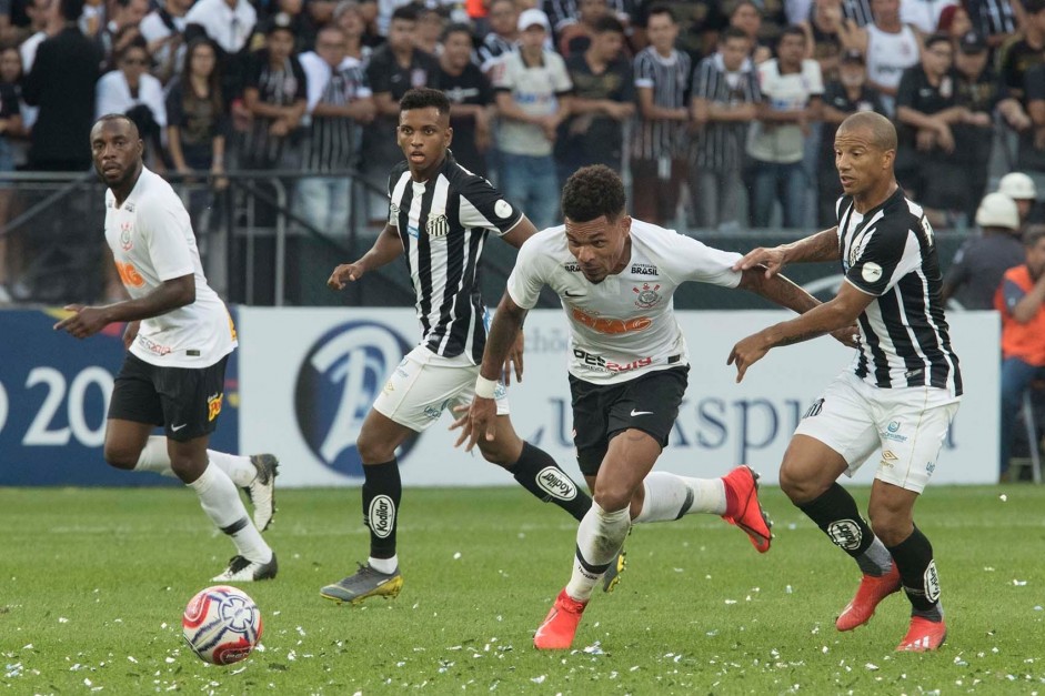 Manoel e Jnior Urso em partida contra o Santos, pelo Paulisto 2019