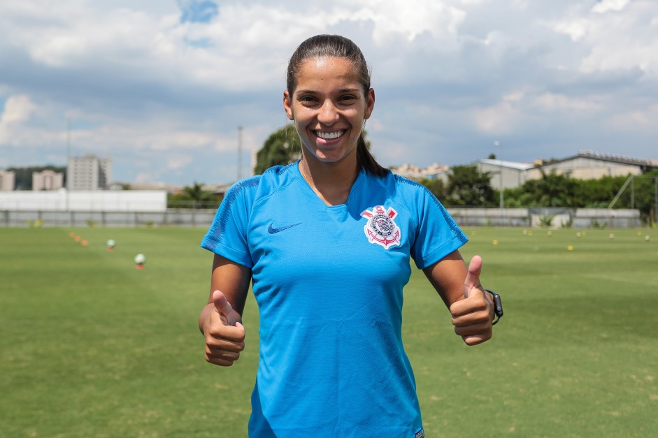 Adriana durante jogo-treino contra a Ferroviria, pelo futebol feminino