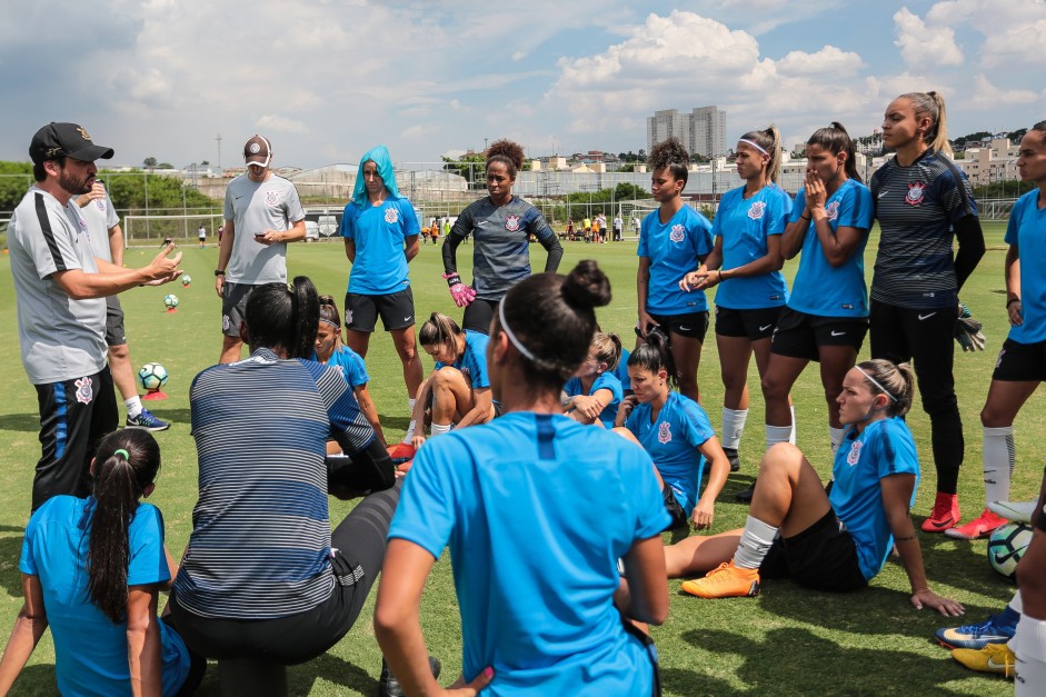 Jogadoras do time de futebol feminino do Corinthians reunidas em jogo-treino