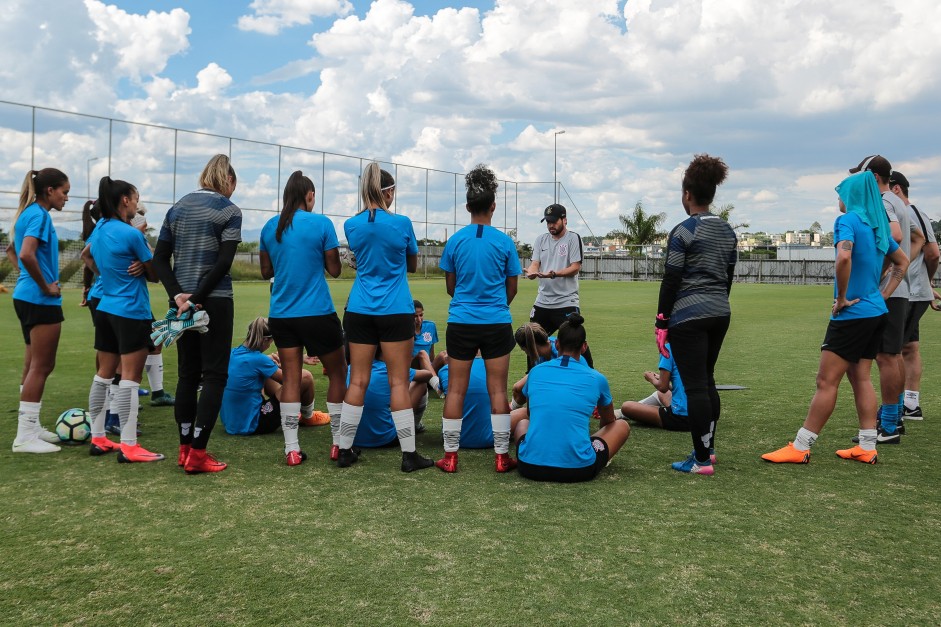 Meninas do Corinthians feminino enfrentaram a Ferroviria em jogo-treino