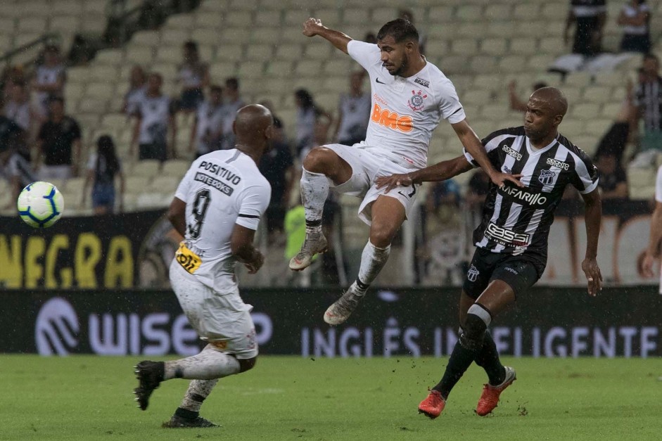 Vagner Love e Sornoza em jogo contra o Cear, pela Copa do Brasil, na Arena Castelo