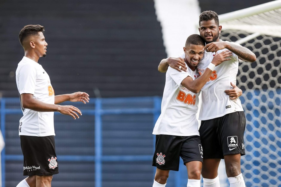 Vitinho e Nathan felizes com seus gols em cima do River-PI, pela Copa do Brasil Sub-20