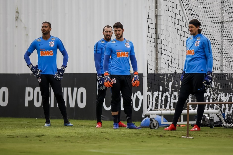 Goleiros do Corinthians treinam no CT para jogo contra o Oeste