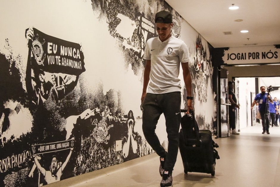 Garoto Pedrinho chega  Arena Corinthians para duelo contra o Oeste, pelo Paulisto