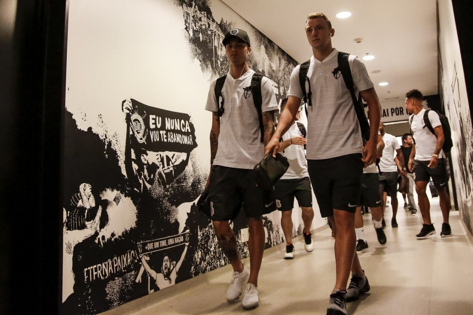 Thiaguinho e Carlos Augusto chegam  Arena Corinthians para jogo contra o Oeste, pelo Paulisto