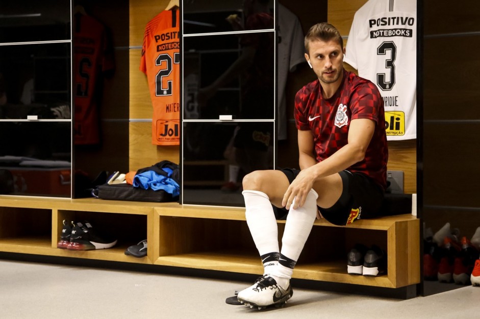 Zagueiro Henrique no vestirio da Arena Corinthians antes do jogo contra o Oeste