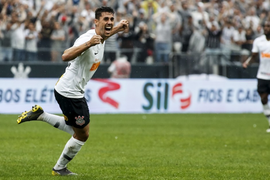 Danilo Avelar comemorando o gol da partida contra o Oeste, no Campeonato Paulista