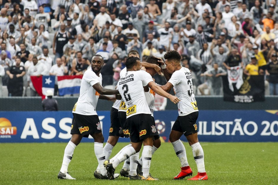 Danilo Avelar comemorando o gol da partida contra o Oeste, no Campeonato Paulista