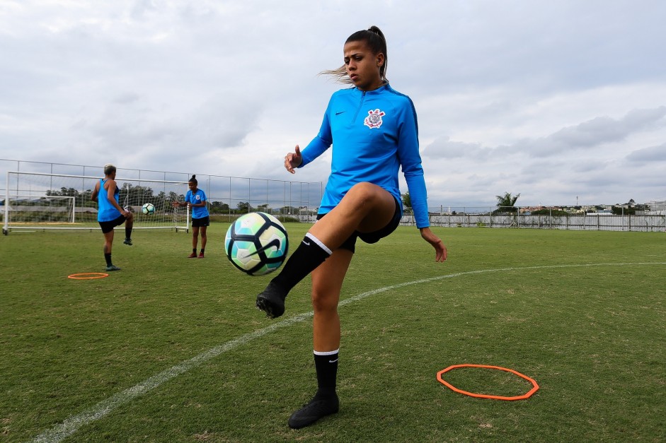 Giovanna treina pelo Corinthians Futebol Feminino nesta quarta-feira