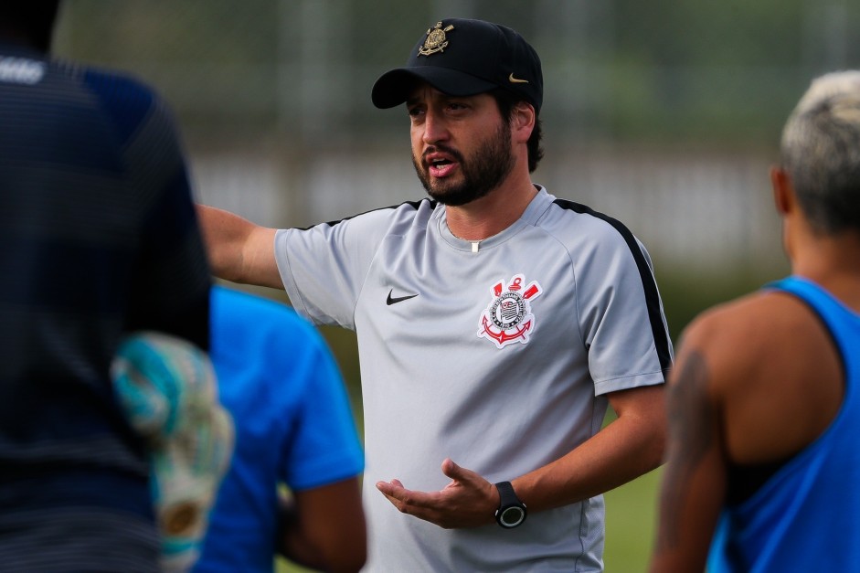 Arthur Elias treina as meninas do Corinthians Futebol Feminino