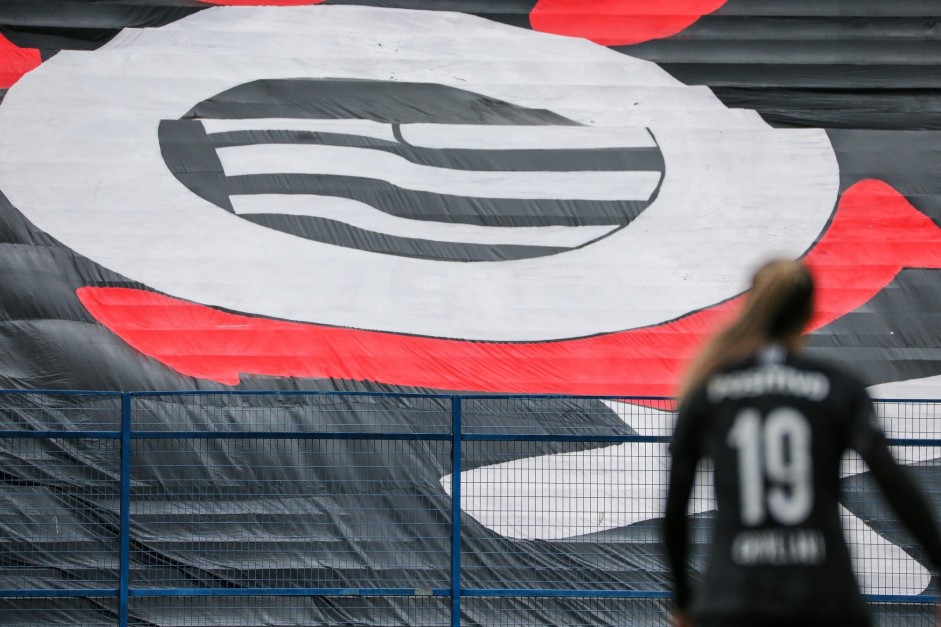 Bandeiro no jogo do Corinthians Feminino contra o Santos, pelo Brasileiro