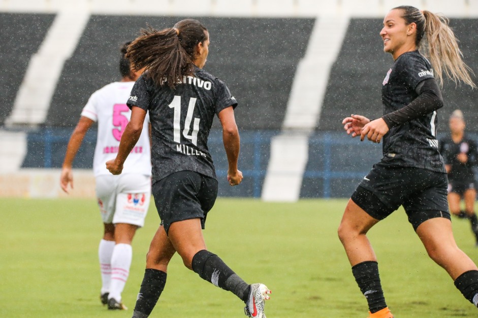 Millene e Giovanna no duelo contra o Santos, pelo Campeonato Brasileiro Feminino