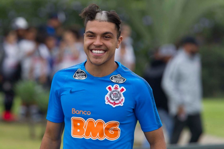 Roni passa pelo trote no CT do Corinthians