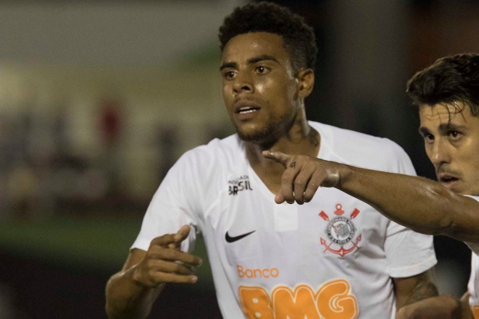 Gustavo marcou gol salvador no final da partida e garantiu o empate do Timão Gustavo marcou gol salvador no final da partida e garantiu o empate do Timão
